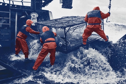 Rybáři Alaskan Fisherman vytahují klec na rozbouřeném moři